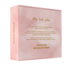 Roze rechthoekige giftbox met gouden folie tekst voor podcast vragenspel zustereditie met zachte aquarel achtergrond