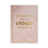 Een zachtroze hardcover boek de positie van de vrouw in de islam met goudfolie letters en bloemdecoraties