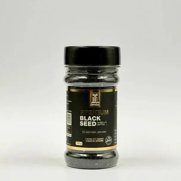 Premium black seed nigella sativa in een heldere glazen pot met zwart deksel en goudaccentlabel zonder toevoegingen