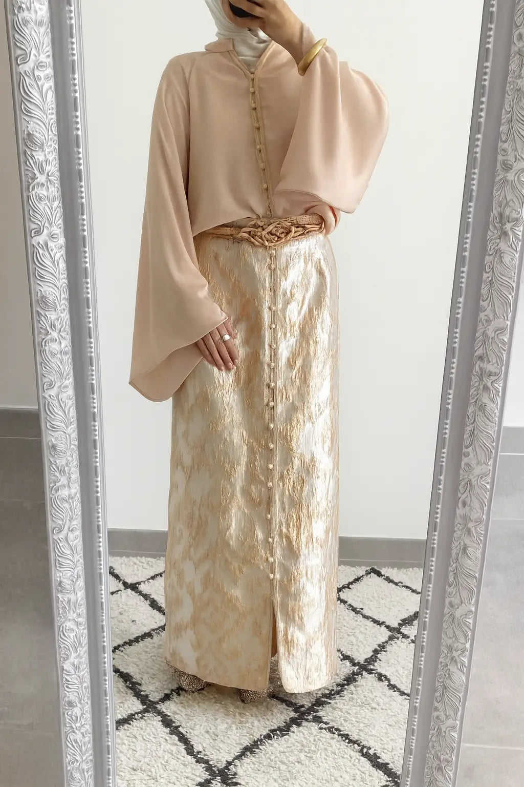 Beige langarige blouse met knoopdetails en vloeiende stof onderdeel van premium kaftanset rok met blouse