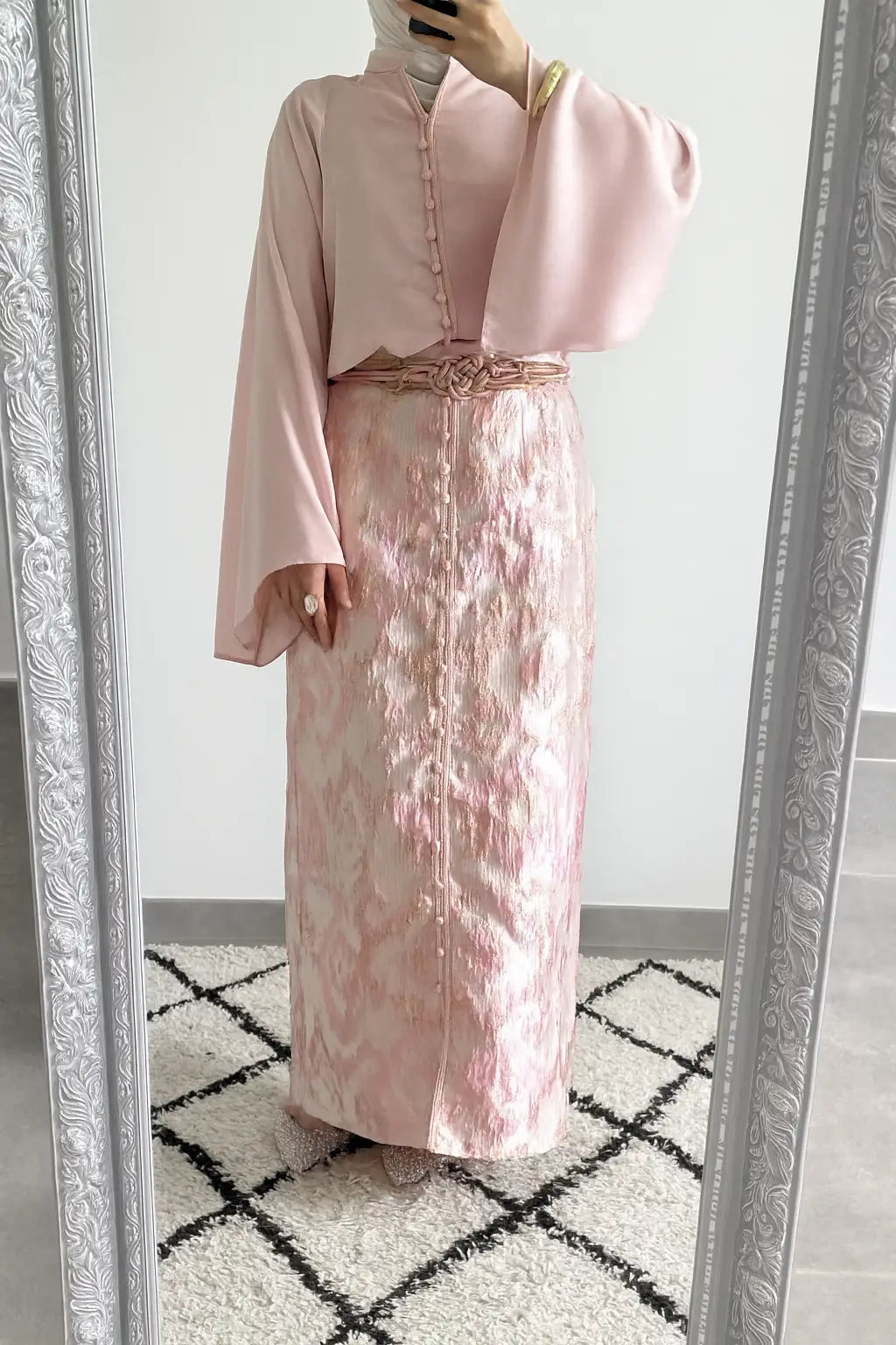 Premium kaftan set rok met blouse zachte roze satijnachtige traditionele jurk met ingewikkeld geweven patroon en sierlijke ceintuur