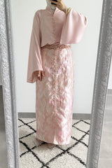 Premium kaftan set rok met blouse zachte roze satijnachtige traditionele jurk met ingewikkeld geweven patroon en sierlijke ceintuur