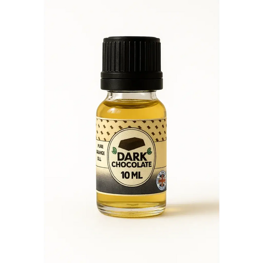 Een heldere glazen fles met zwarte dop bevat goudgeel chocoladeolie van 10 ml pure geurolie pure chocolade