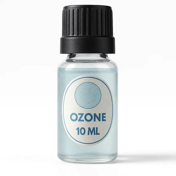 Een helder glazen flesje van Pure Geurolie ozone 10 ml met lichtblauwe vloeistof en zwarte geribbelde dop