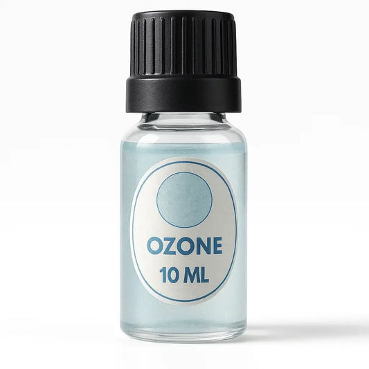 Een helder glazen flesje van Pure Geurolie ozone 10 ml met lichtblauwe vloeistof en zwarte geribbelde dop