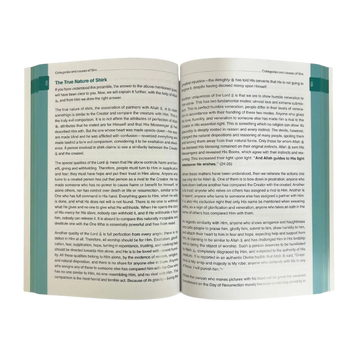 Open boek met zwarte tekst op witte pagina’s en groene rug in purification of the heart and soul illness and cure