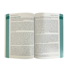 Open boek met zwarte tekst op witte pagina’s en groene rug in purification of the heart and soul illness and cure