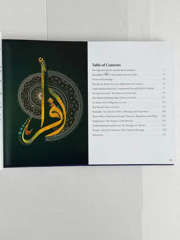 De boek pursuit of divine insight heeft een donkergroene kaft met goud arabische kalligrafie en ingewikkelde patronen