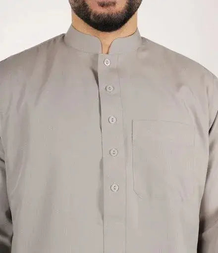 Grijze qamis ind24 q4him met knoopsluiting, opstaande kraag en borstzak, ideaal voor dagelijkse kleding