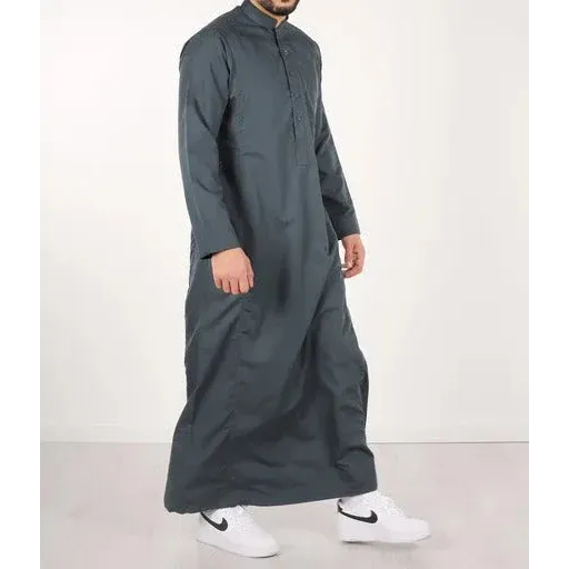 Donkere grijze lange mouwen qamis ind24 thobe met knoopsluiting en traditionele kraag van q4him