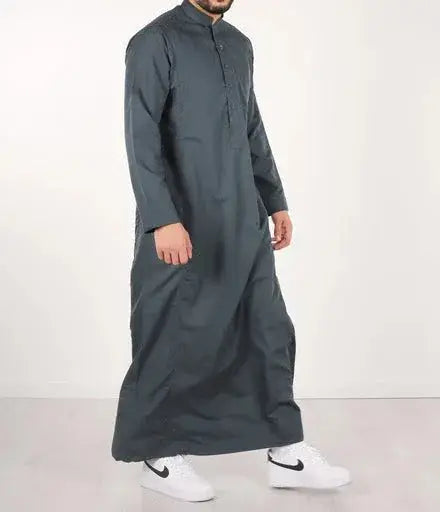 Donkere grijze lange mouwen qamis ind24 thobe met knoopsluiting en traditionele kraag van q4him
