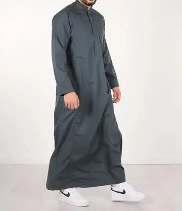 Donkere grijze lange mouwen qamis ind24 thobe met knoopsluiting en traditionele kraag van q4him