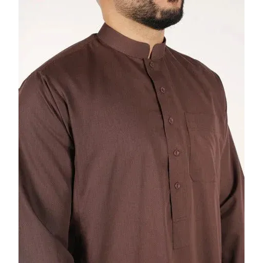 Bruine langermige qamis ind24 q4him met opstaande kraag en knoopsluiting voor traditionele kleding