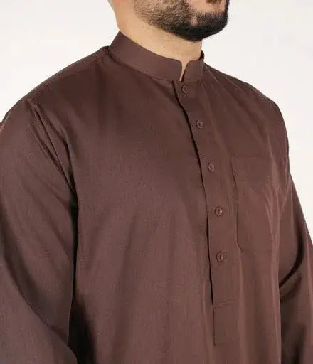 Bruine langermige qamis ind24 q4him met opstaande kraag en knoopsluiting voor traditionele kleding
