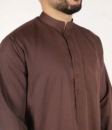 Bruine langermige qamis ind24 q4him met opstaande kraag en knoopsluiting voor traditionele kleding