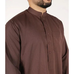 Bruine langermige qamis ind24 q4him met opstaande kraag en knoopsluiting voor traditionele kleding