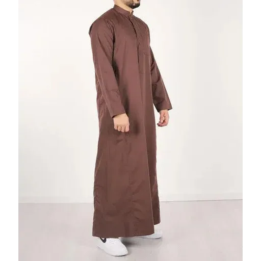 Een man draagt een lange bruine traditionele qamis met opstaande kraag en knoopsluiting van Q4him