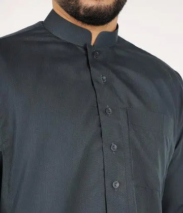 Zwarte katoenen qamis ind24 q4him met mandarin kraag en bijpassende knopen voor een stijlvolle look