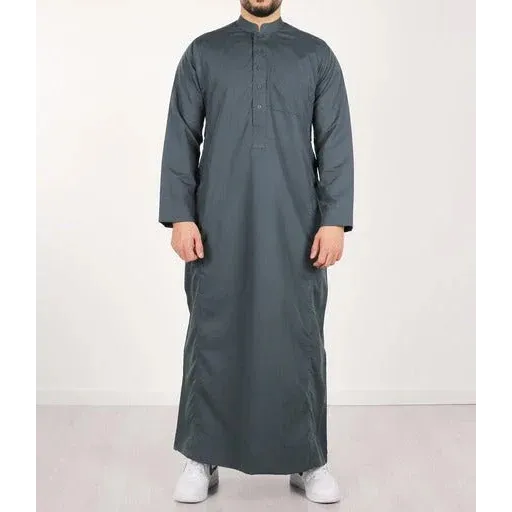 Donkergrijze lange mouw qamis ind24 thobe met opstaande kraag en knoopsluiting van q4him