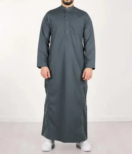 Donkergrijze lange mouw qamis ind24 thobe met opstaande kraag en knoopsluiting van q4him