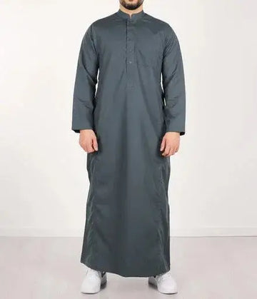 Donkergrijze lange mouw qamis ind24 thobe met opstaande kraag en knoopsluiting van q4him
