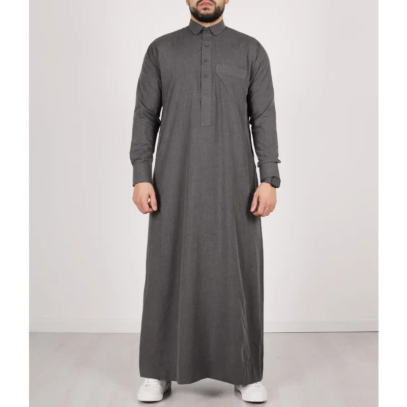 Grijze thobe met lange mouwen en knoopsluiting van Qamis TR Soft Line qamees4him