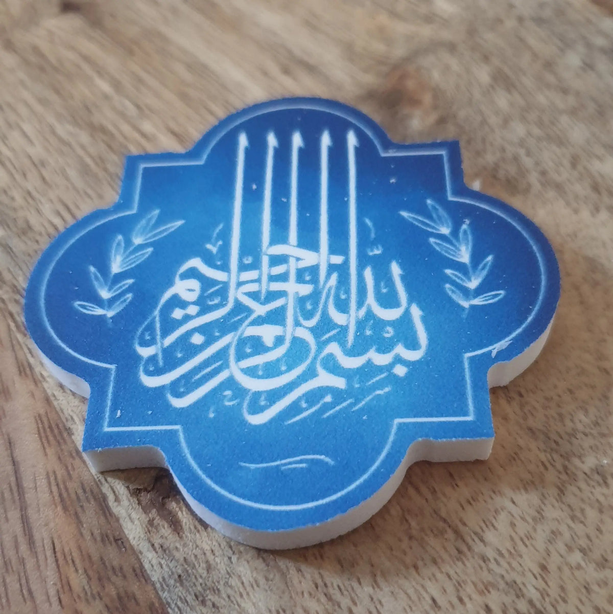 Quatrefoil magneet -Bismillah (blauw) - Islamboekhandel.nl