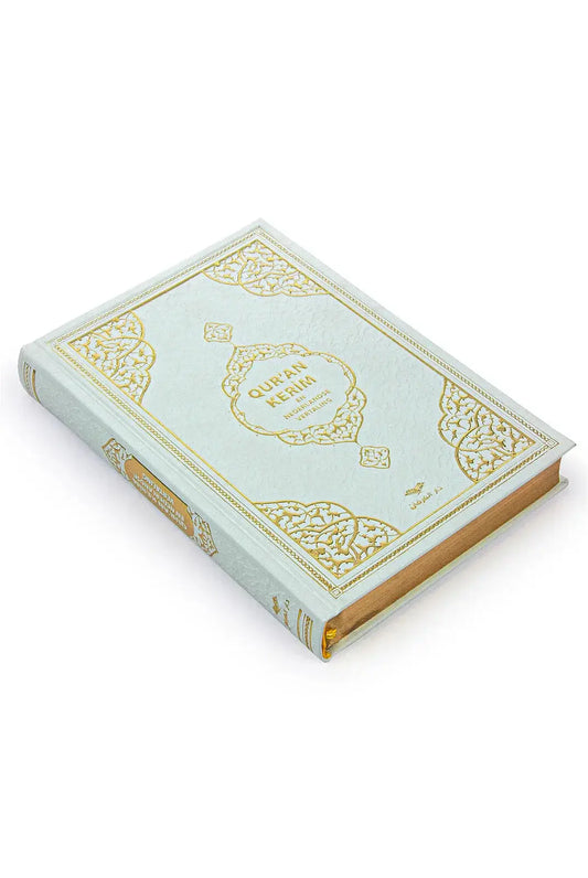 Lichtblauwe quran kerim met goudkleurige, gegraveerde ontwerpen en nederlandse vertaling op de omslag