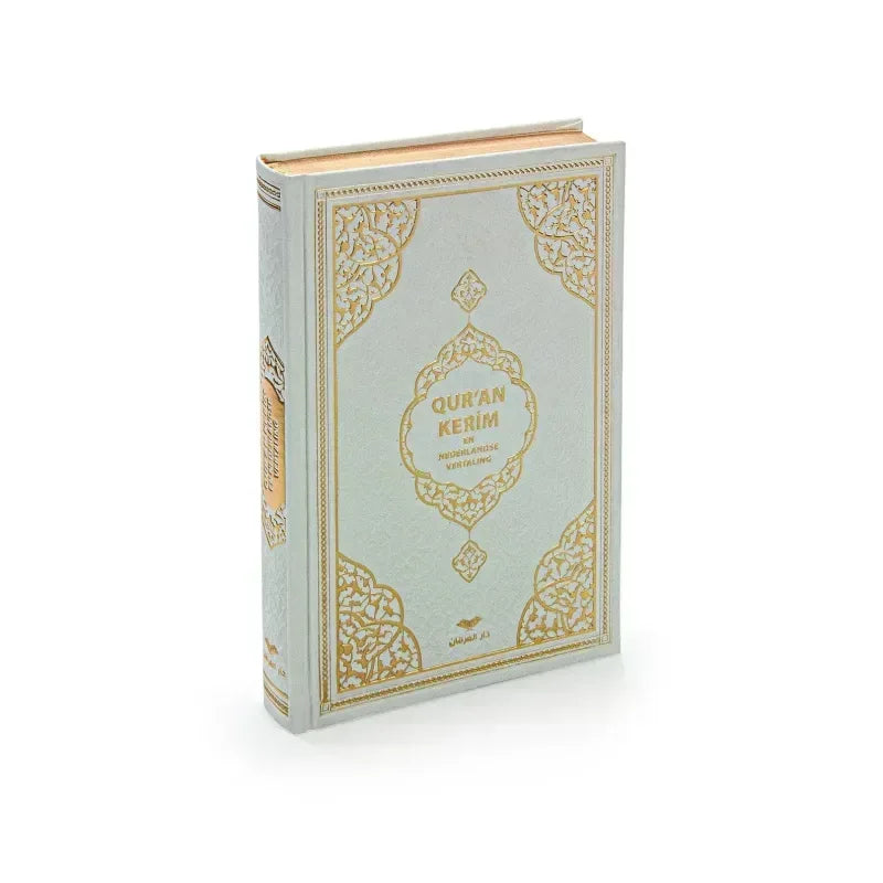 Lichtblauwe leren gebonden quran kerim met gouden reliëf en nederlandse vertaling op de voorkant