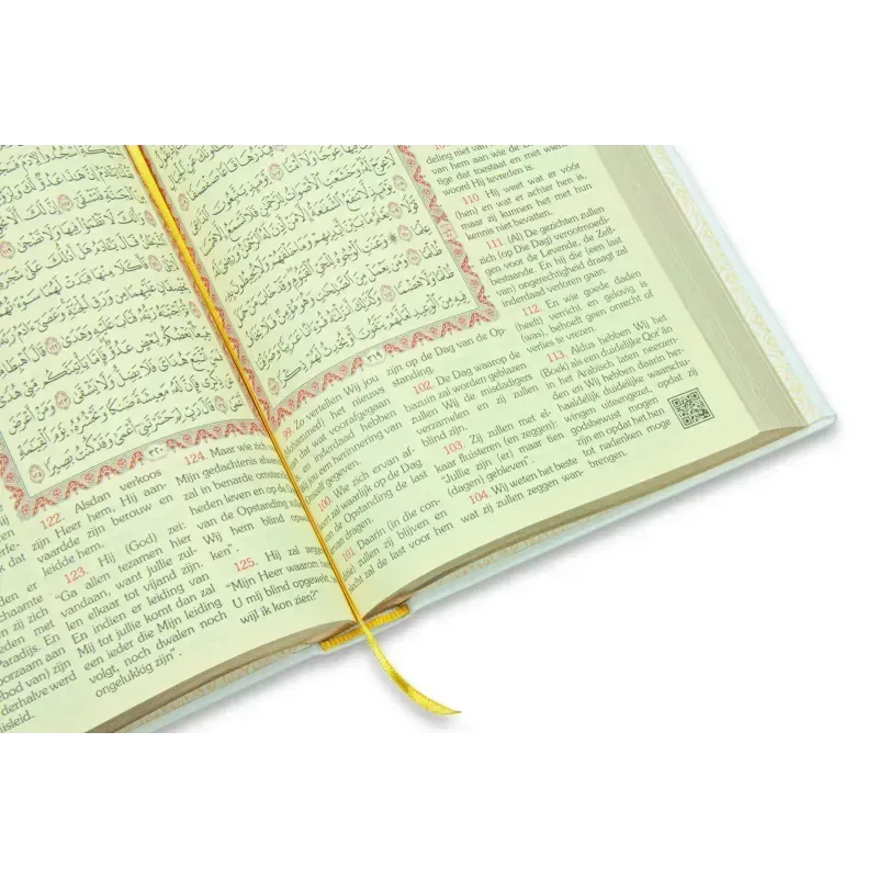 Open quran met nederlandse vertaling wit goud met goudgeperste pagina’s en gele lintmarkering