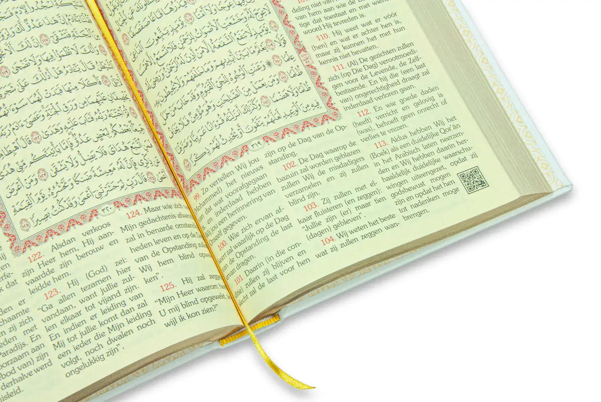 Open quran met nederlandse vertaling wit goud met goudgeperste pagina’s en gele lintmarkering