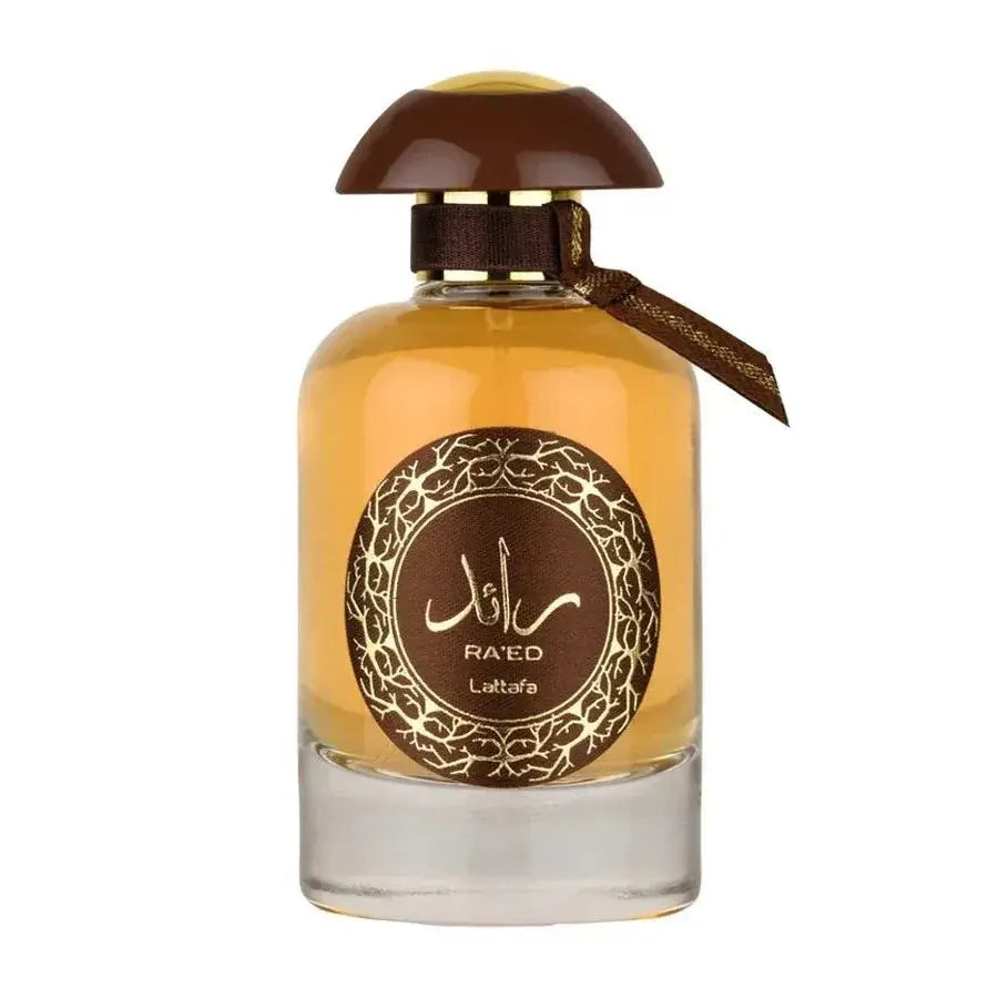 Een luxueuze amberkleurige raed oud parfumfles met een glanzende bruine dop en een goudgegoten lattafa label