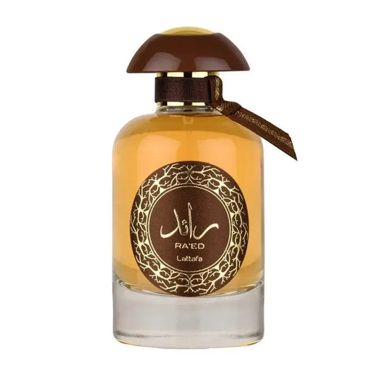 Een luxueuze amberkleurige raed oud parfumfles met een glanzende bruine dop en een goudgegoten lattafa label