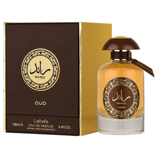 Een luxueus amberkleurig parfumflesje raed oud met een donkerbruine koepeldop en een gouden arabische label naast de doos