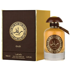 Een luxueus amberkleurig parfumflesje raed oud met een donkerbruine koepeldop en een gouden arabische label naast de doos