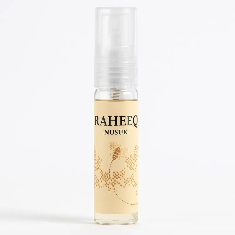 Raheeq Nusuk parfum spray fles in heldere glas met bijenontwerp en licht beige label