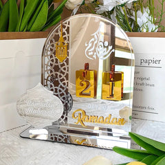 Decoratieve ramadan aftelkalender acrylaat met gouden cijfers en islamitische motieven