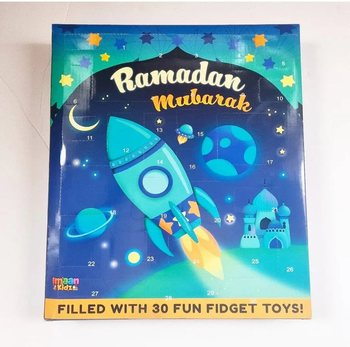 Een blauw ramadan kalender met speeltjes met een kleurrijke raket, planeten en een moskee onder een sterrennacht