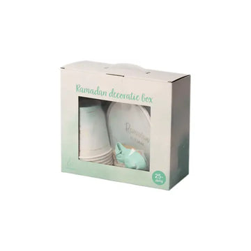 Mintgroene en witte ramadan mubarak decoratiebox met papieren bekers, borden en een klein cadeauzakje