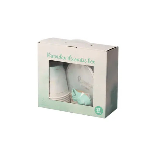 Mintgroene en witte ramadan mubarak decoratiebox met papieren bekers, borden en een klein cadeauzakje