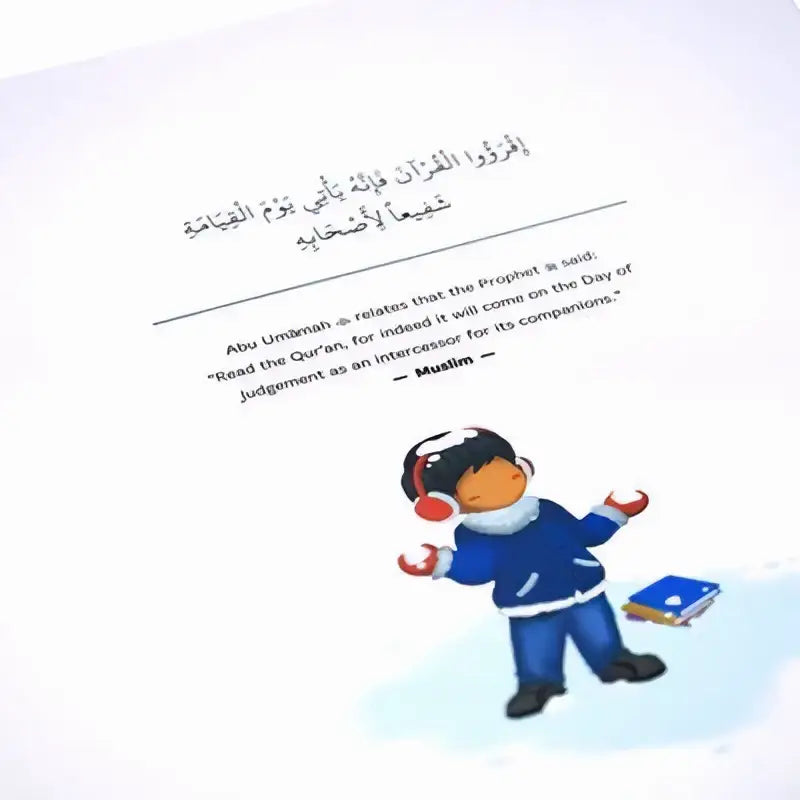 Een cartoonillustratie van een kind in blauw winterkleding met rode oorwarmers naast een stapel boeken voor read and rise qaidah