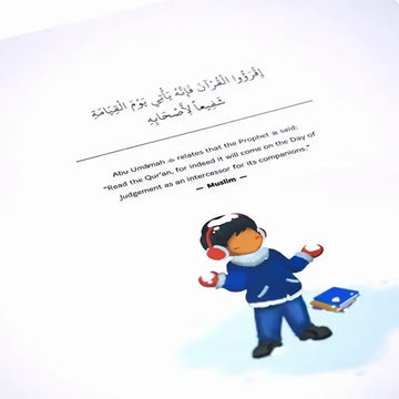 Een cartoonillustratie van een kind in blauw winterkleding met rode oorwarmers naast een stapel boeken voor read and rise qaidah