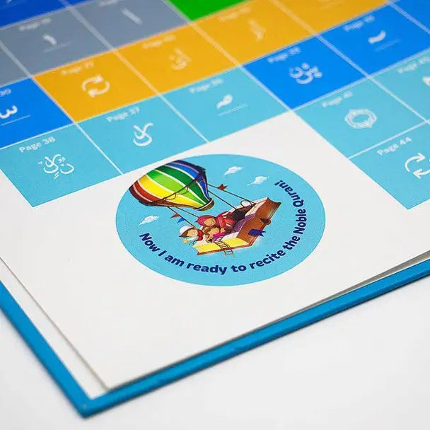 Een ronde sticker met een kleurrijke regenboogluchtballon en kinderen plus de tekst nu ben ik klaar om de nobele quran te reciteren