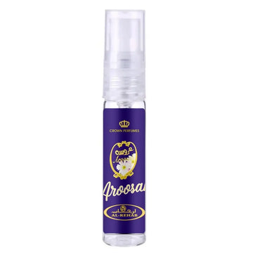 Een slanke transparante sprayfles met een paarse label en gouden accenten van al-rehab parfum aroosah
