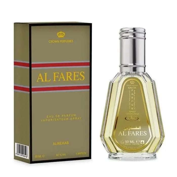 Een heldere, geslepen glazen fles met zilveren dop en gouden label van al-rehab parfum al fares eau de parfum