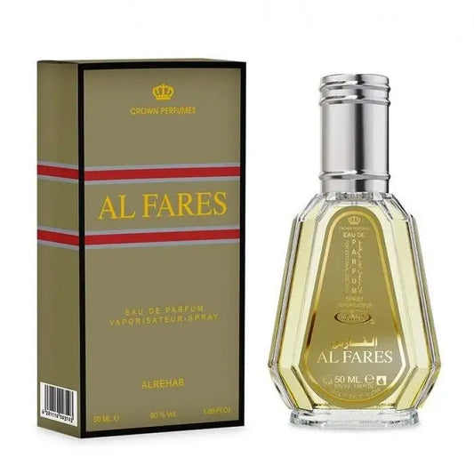 Een heldere, geslepen glazen fles met zilveren dop en gouden label van al-rehab parfum al fares eau de parfum