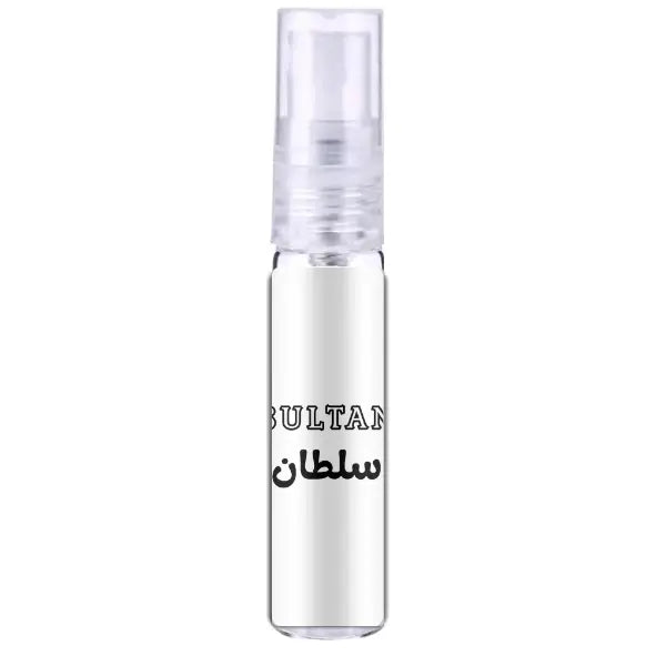 Heldere glazen sprayfles met transparante dop en zwarte tekst sultan in het engels en arabisch van al-rehab parfum sultan