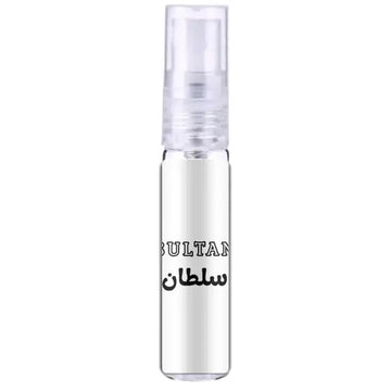 Heldere glazen sprayfles met transparante dop en zwarte tekst sultan in het engels en arabisch van al-rehab parfum sultan
