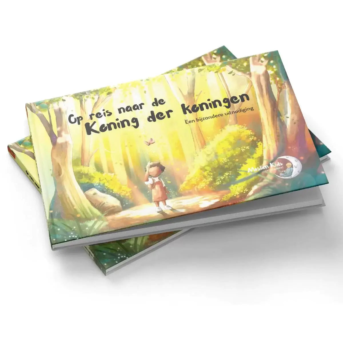 Een kleurrijk kinderboek met een zachte omslag van een bosscène en de titel op reis naar de koning der koningen
