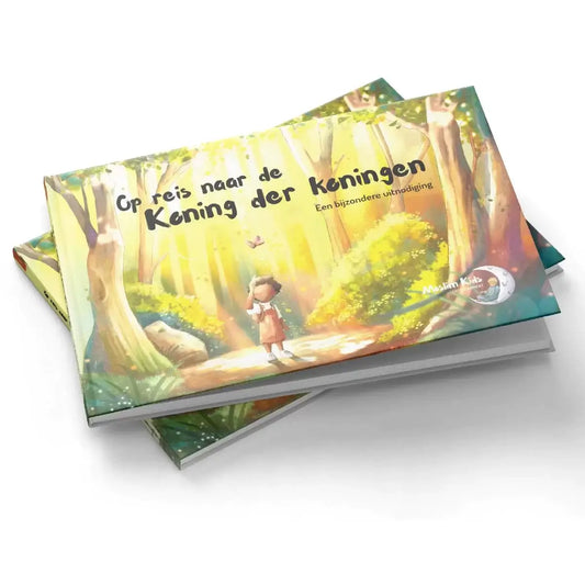 Een kleurrijk kinderboek met een zachte omslag van een bosscène en de titel op reis naar de koning der koningen